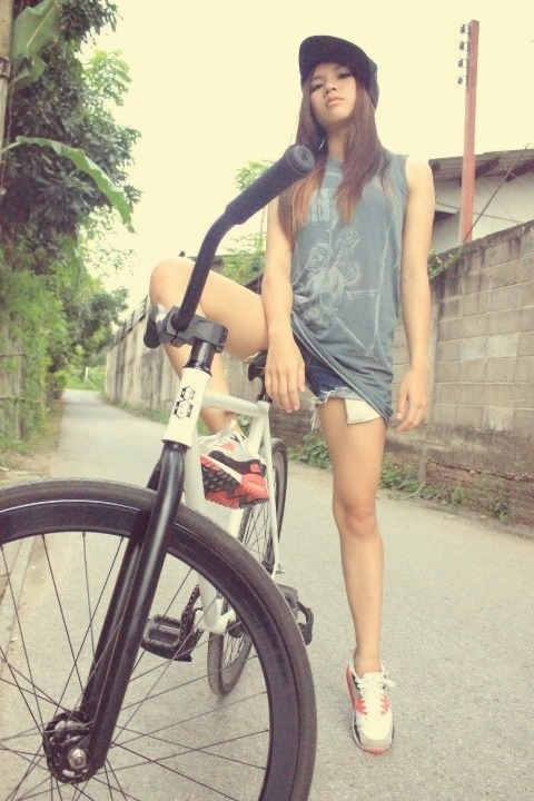 girls-on-bicycles:  Girls On Bicycle