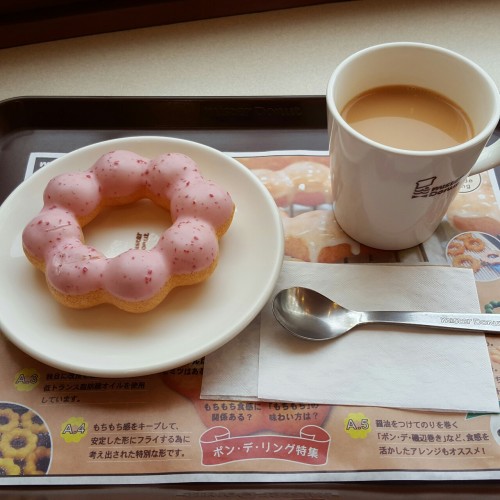 I&rsquo;m in Japan for two weeks ! First meal&hellip; a strawberry donut and milk tea!