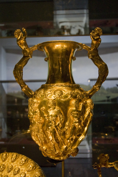 ancientart:Golden amphora, 4th century BCE. Part of the Panagyurishte Treasure, this extraordinary T