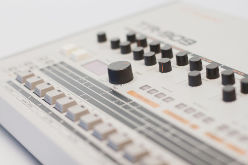 Rolandの伝説的なシンセとドラムマシンをまとめたマニア必見の写真集『R is for Roland』がリリース | soundrope