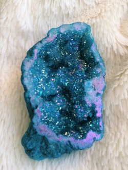 occluding:  deliasfitworld:So in luv my new turquoise aura Quartz geode  this is beautiful