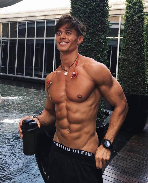 thehunkclub:  Join The Hunk Club on Instagram: http://ift.tt/2auCQRz 