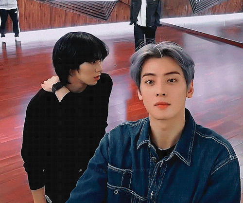 dongm1ns:  cuties chilling before dance practice