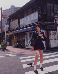 likebookends:  Nobuyoshi Araki, “6x7 Hangeki”,