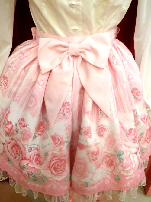 heckyeahlolitafashion:Angelic Pretty Sendai: Romantic Rose Letterスカート