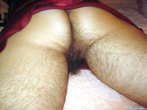 ladypubes:  Rear of hairy bottomless poser