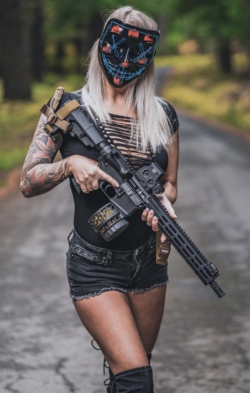 Porn hotchicks-with-guns: photos