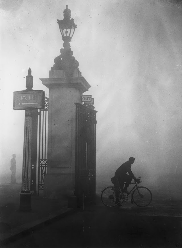 luzfosca:
“ Hyde Park Corner, 1938.
From Fox Photos / Getty Images
Thanks to undr
”