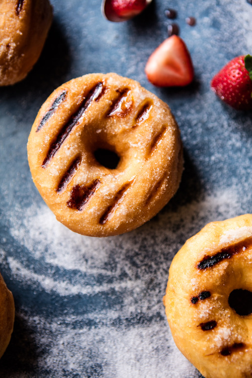 sentry-34:  feels-vining: sweetoothgirl: Strawberry Shortcake Grilled Doughnuts @sentry-34  @mmmmmistilllikepotatosalad@burning–light@brittania-rex  Well alright then, those look tastyyy