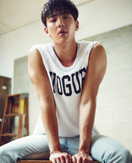 juyumyn:  menonlist:  kseoulsunshine:  Things to love about Shownu: those strong arms.     진짜 셔누 얼굴은 애기인데 팔뚝은 볼때마다 꼴린다