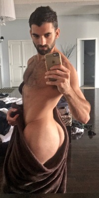 bigfatmalebutts:  Selfie Time