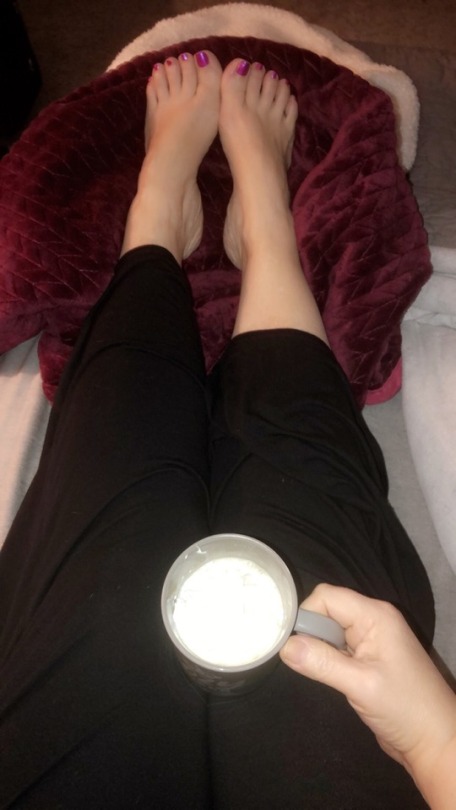 acurvypixie:  Coffee in bed this morning… 🌞☕️