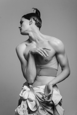 Manniskorarkonstiga:  Riccardo Piane In Dancing For Kroisos Photographed By  Marcello