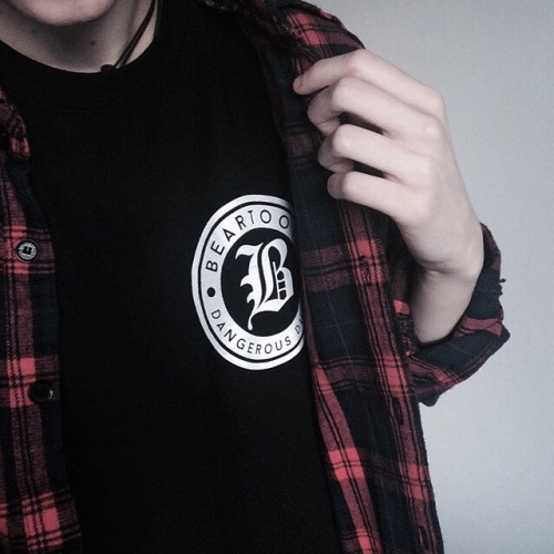 fxckingpigs:finally got a beartooth shirt yeee