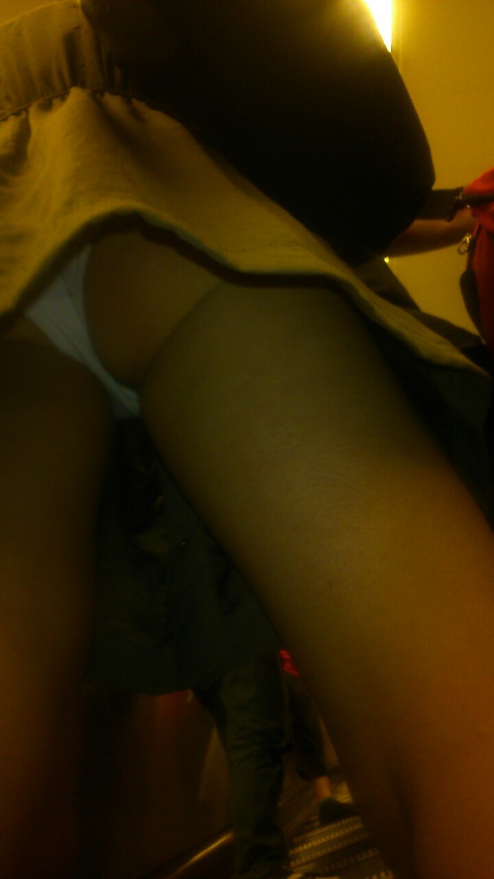 voyeurandcreep:  Submit: voyeurandcreep@gmail.com