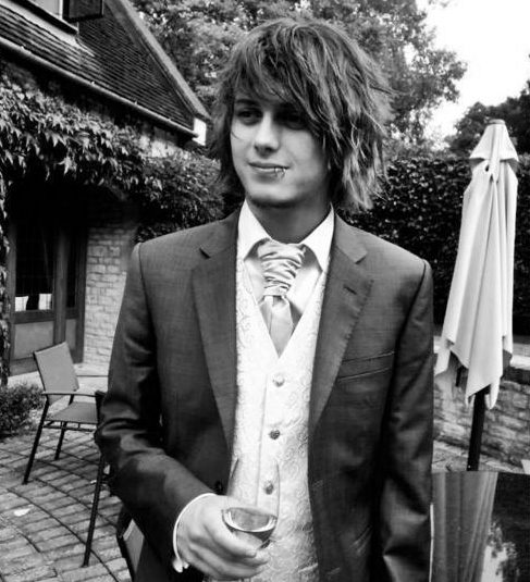 askin-alexandria:  black and white Ben Bruce appreciation post.BEST ASKING ALEXANDRIA