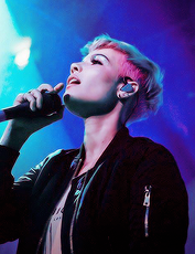 halseyasfcuk:  Halsey + hair ↳ Badlands Hair 