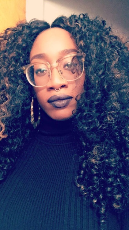 kinkyhairandturtlenecks:I’m the turtleneck queen.