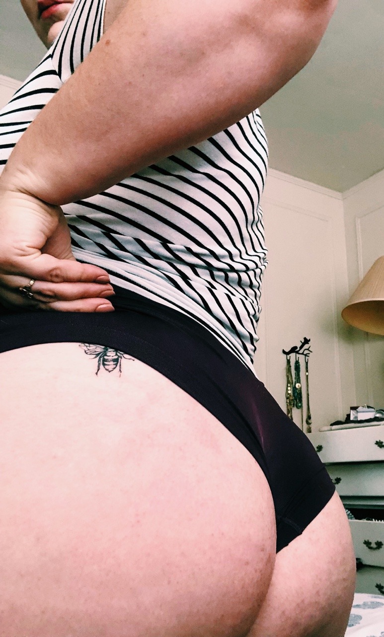 delusionsandfantasies:  A bee butt on mee butt 😬