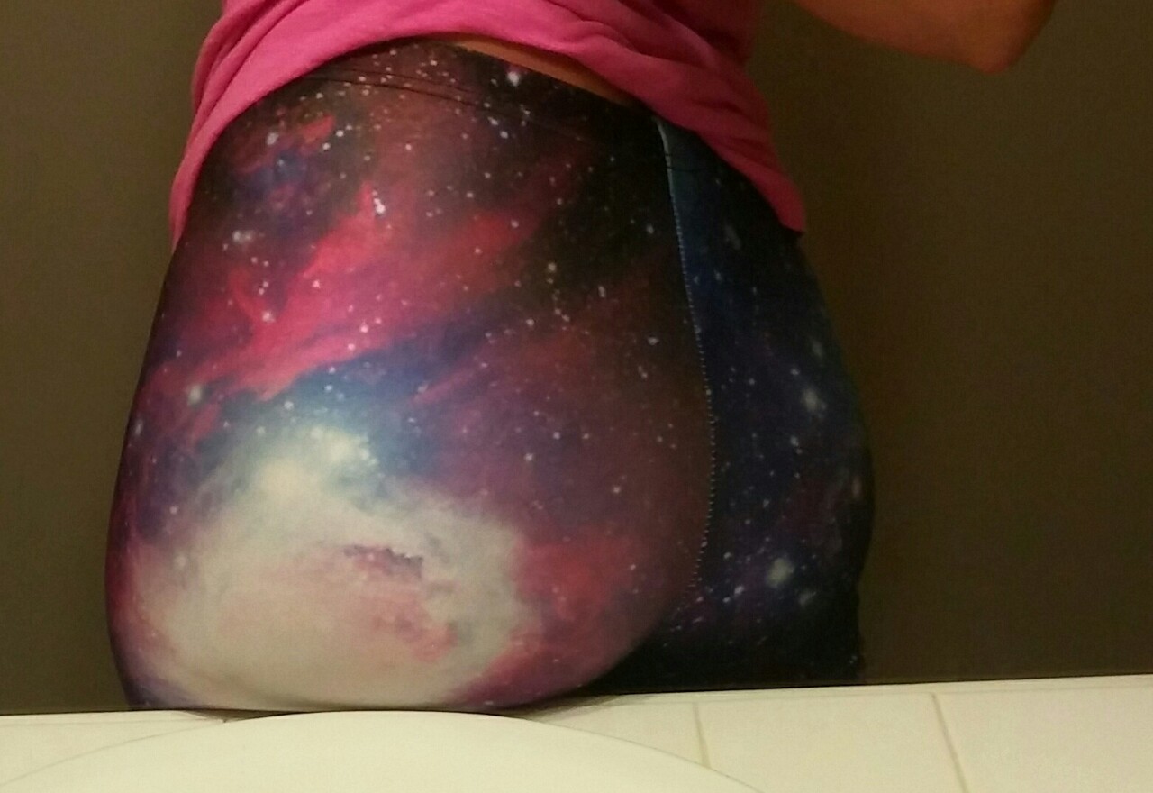 sarahxoxoblog:  Hope everyone is having a fabulous humpday and enjoy some ass in