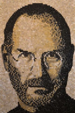 キーボードのパーツだけでスティーブ・ジョブズの肖像画を描いた超大作が公開される！