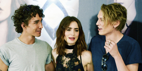 dailyjamiebower:  “The Mortal Instruments: City of Bones” Madrid Photocall.  que onda pura gente perfecta, JAIME