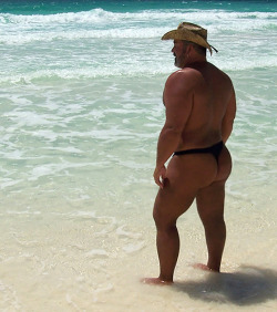 eaglejock:  bullpupuk:  beach bum  Superbly