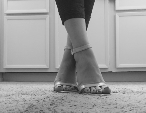 tiny-twinkle-toes:  New heels 👠👠👣
