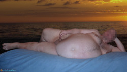 smldkphatass:  Fat Dude with a Small Pecker.