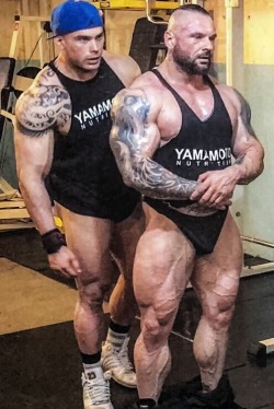 bodybuilers4worship:  boxerbeograd:  Couple bodybuilders  I just love the total look of dedication toMuscle in both their eyes !