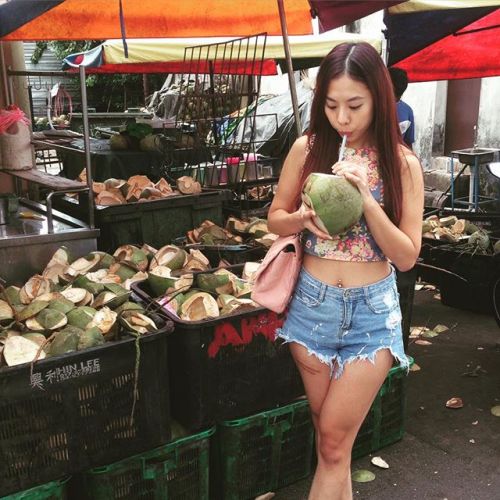 jessiexxxgirlt: 吸椰子，但真的能解我可的只有男人們的精液 女人們的愛液!誰想為餵?歡迎分享 讓更多人看到我這騷婊子