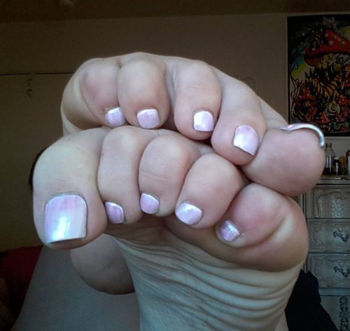 ddammit-annie: This pedi came out less than perfect but my toes are so fucking fleek I don’t e