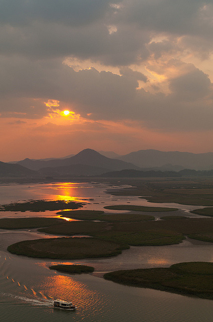 fuckyeahjapanandkorea:  Sunset on Suncheon Bay by nan feng 