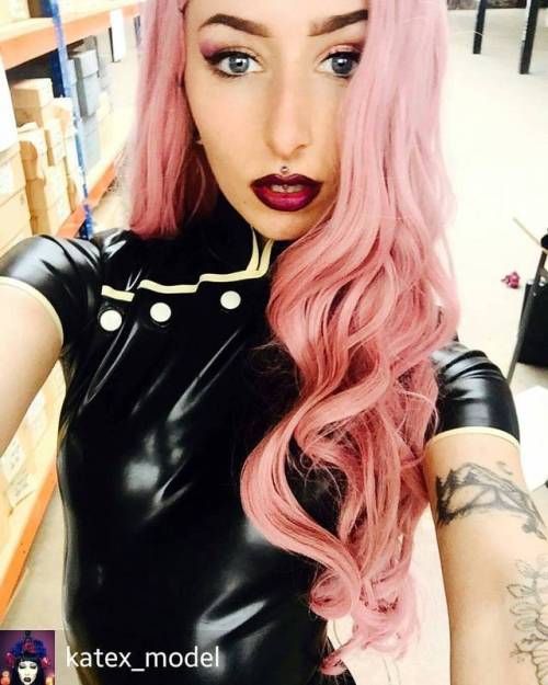Credit to @katex_model : Yay good combination - pink wig and latex ✖️ #latex #latexlove #latexfetish