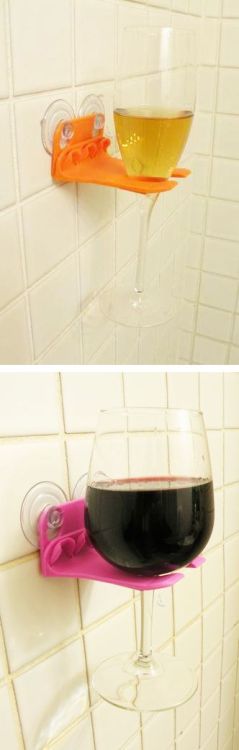 Shower wine glass holder…I’ve seen it allmore cool gadgets at:Ausgefallene Geschenkidee