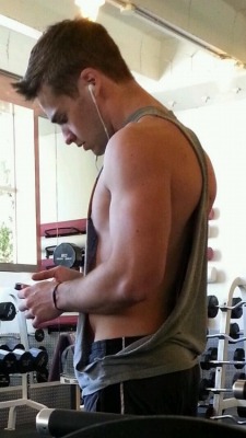 guysintanks:  fraturdays:  every day should be a fraturday  Love seeing guys at the gym like this. Damn 