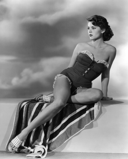 vintagemarlene:  the lovely Peggie Castle (www.doctormacro.com) 