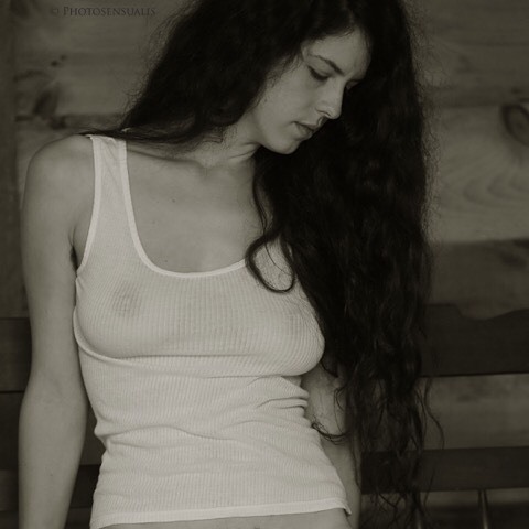 Kelsey Dylan #windowlight #naturallight #whitet #tanktop #longlocks #portrait @kelseydylan @photosen
