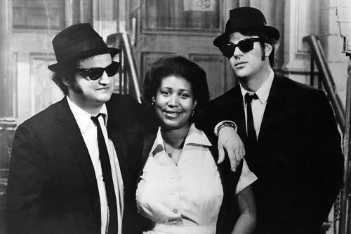 serafino-finasero: Aretha Franklin with John Belushi (left) and Dan Aykroyd on the set of the film T