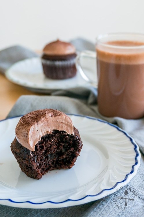 fullcravings:One Bowl Mint Chocolate Cupcakes with Chocolate-Mint Swiss Meringue Frosting
