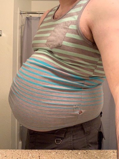bigwolfcakebelly:These are both size Small, and yet they still juuuust barely fit in a way that I’d still wear them out.Hopefully that’ll change soon, but knowing me I won’t let a little peak of belly stop me from wearing them.