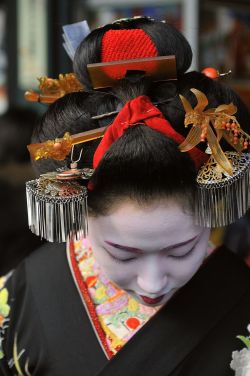 geisha-kai:  Maiko Mamefuji and her wareshinobu