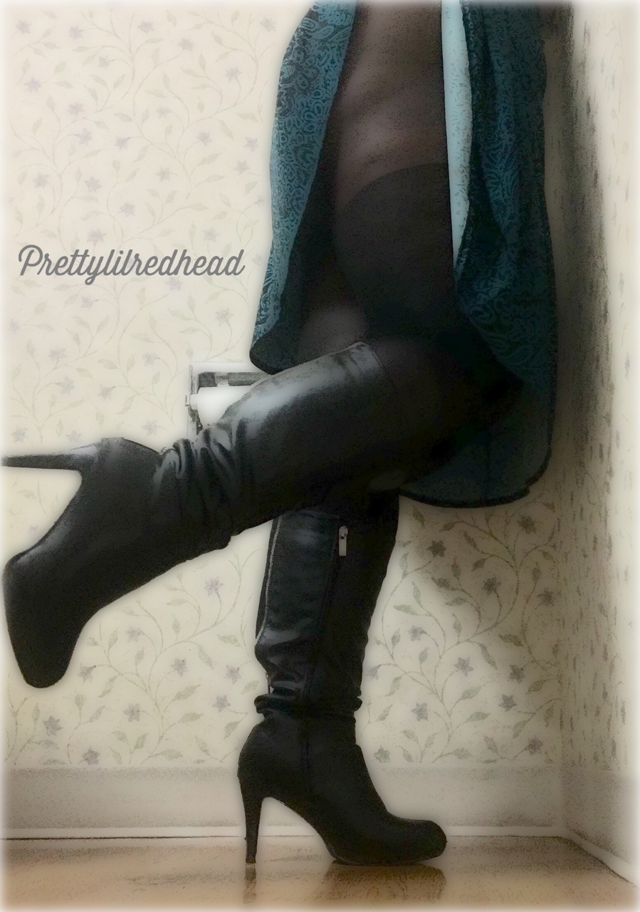 prettylilredhead:  At work selfie’s…. little pretty bra flash… Hump day eve