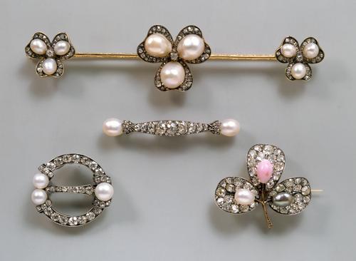 Jewellery set owned by Empress Elisabeth of Austria. Set contains two brooches and two pins made out