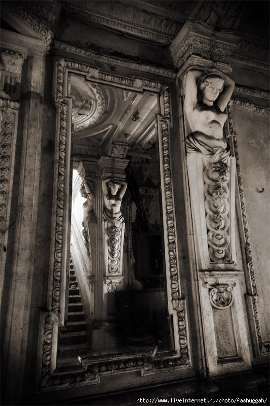 statues-and-monuments:  statues-and-monumentsAbandoned Mansion. Saint petersburg,