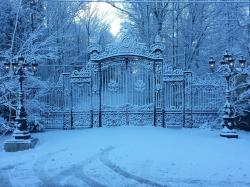 stunningpicture: Found this gate in the middle of nowhere 