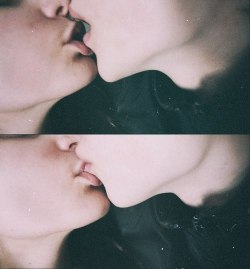 -opposites-attract:  kiss auf We Heart It.