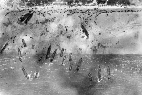 georgy-konstantinovich-zhukov:  “An aerial view of Sword Beach on D-Day, 1944.” (Ministry of Defence)