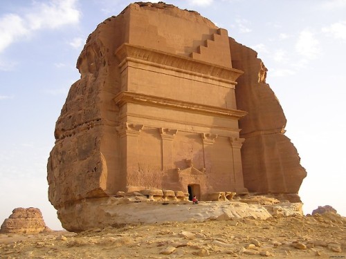 historyarchaeologyartefacts:In the desert landscape of northeastern Saudia Arabia you will find Qasr