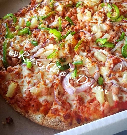 Weekends &amp; Pizza just works great together!  I am a thin crust Hawaiian type a girl&hell